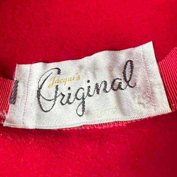 REGAL RED FELT VINTAGE HAT WITH CONICAL CROWN + FEATHER SPRAYS + BROOCH - Picture 15 of 15